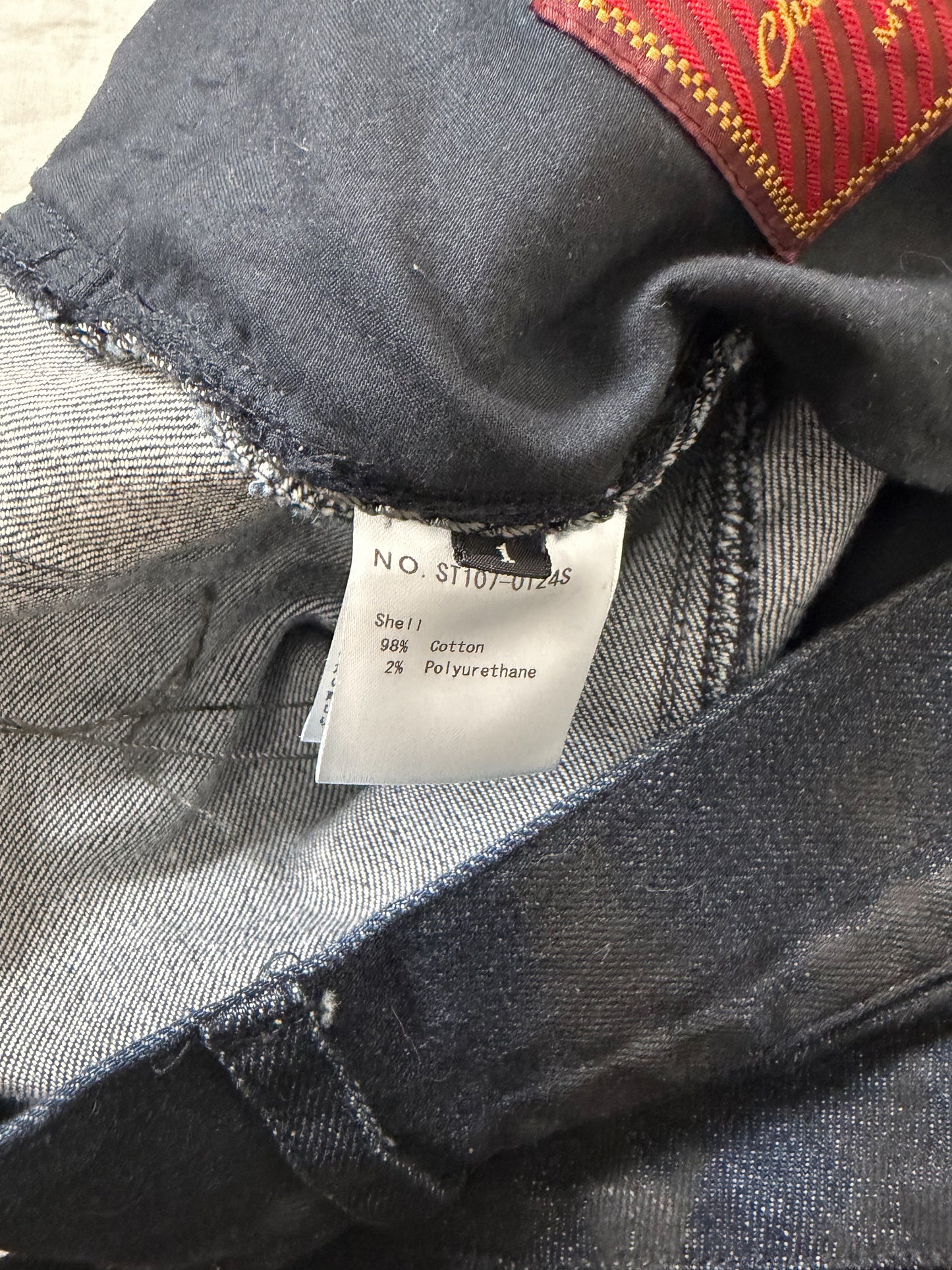OVERLOCK STITCH COATED CURVED JEANS