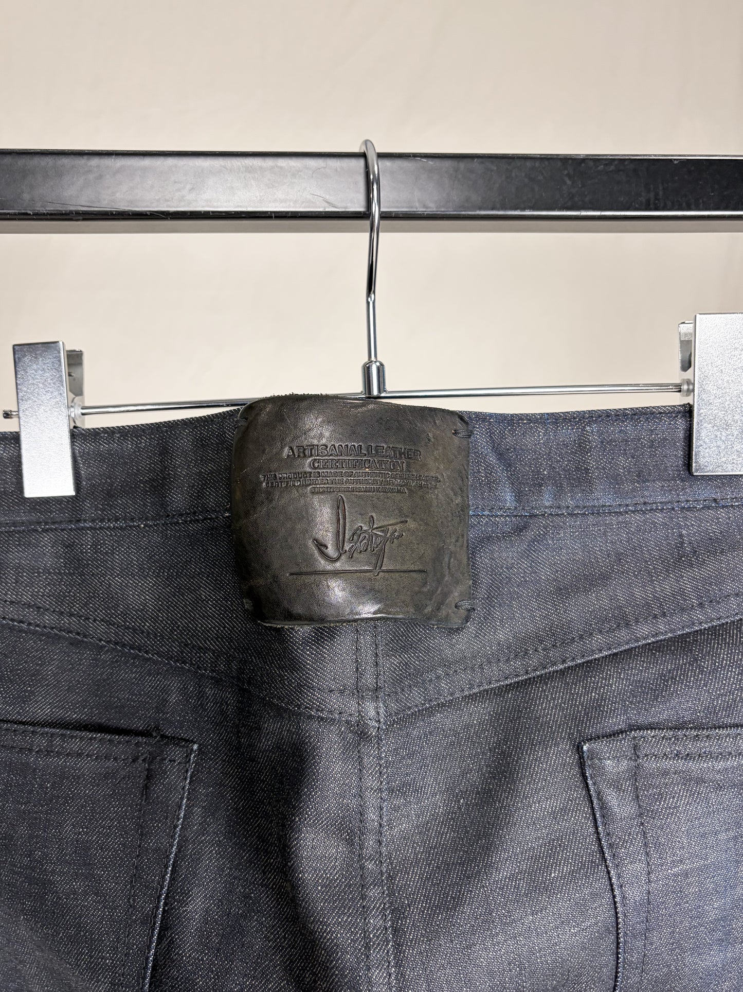 RESIN-COATED SKINNY JEANS