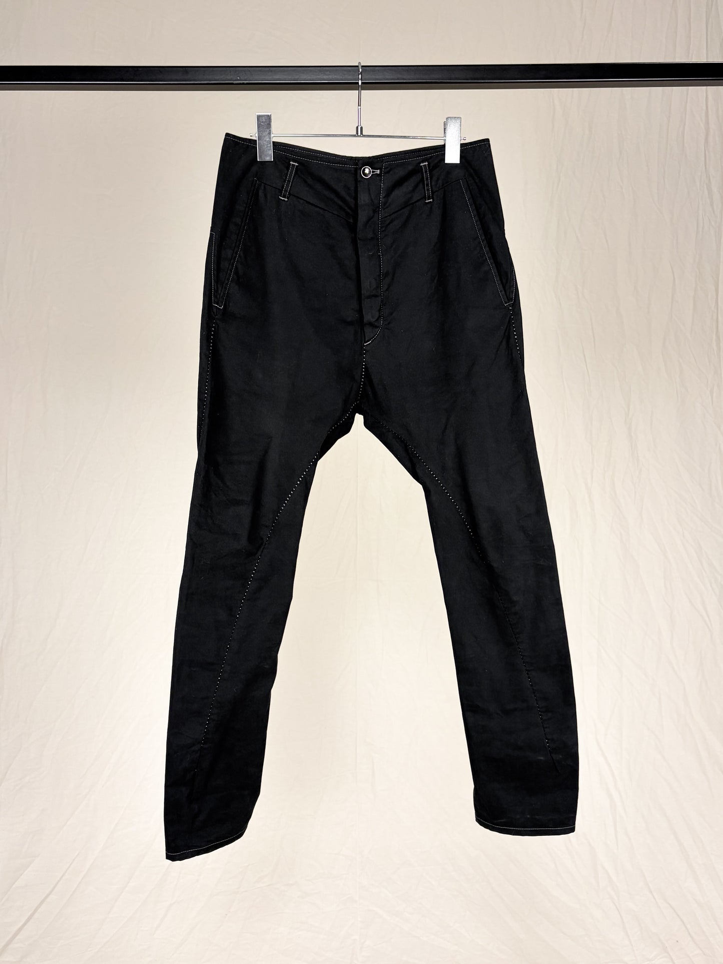 OVERLOCK STITCH DROP-CROTCH SKINNY PANTS