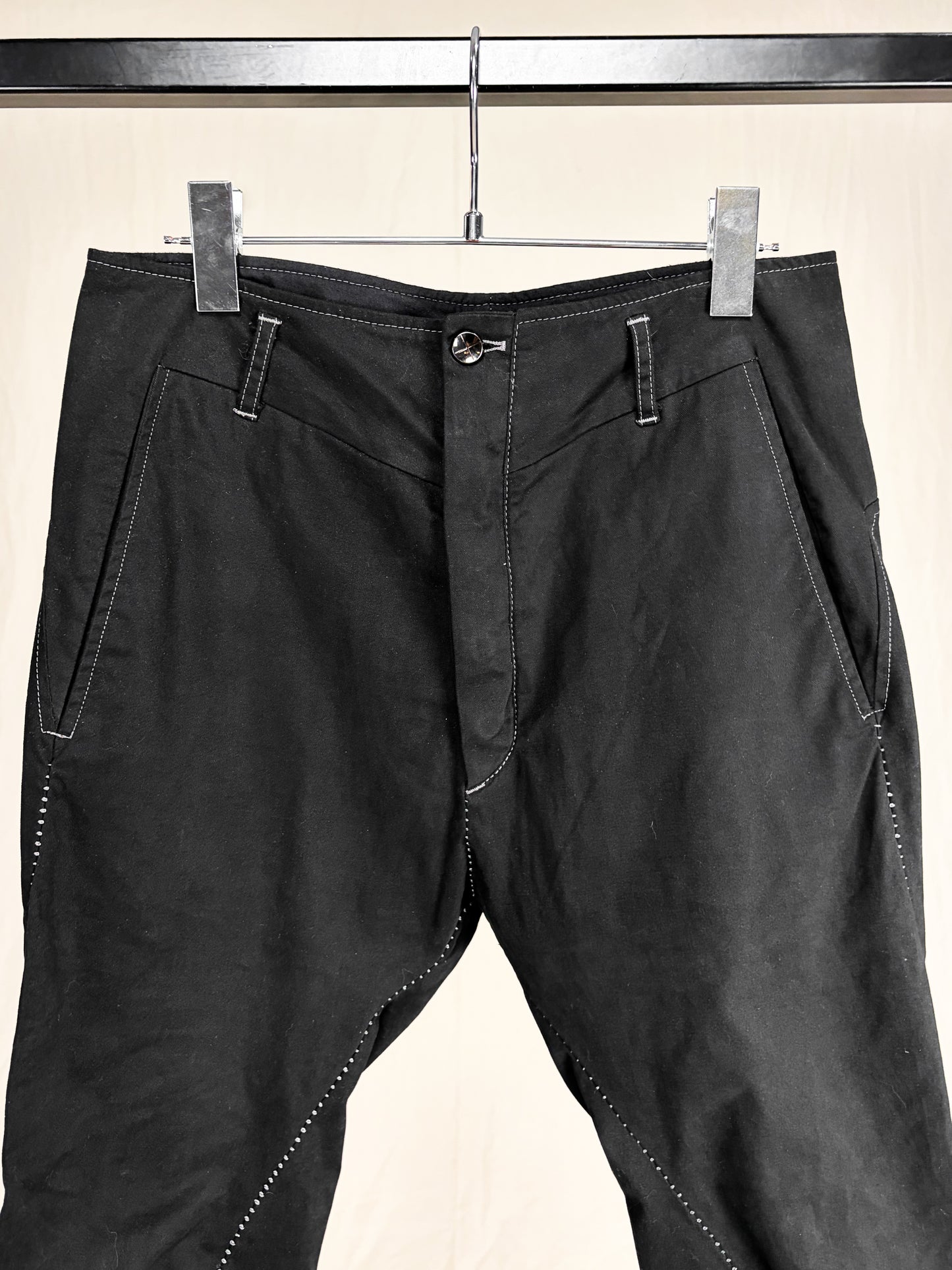 OVERLOCK STITCH DROP-CROTCH SKINNY PANTS
