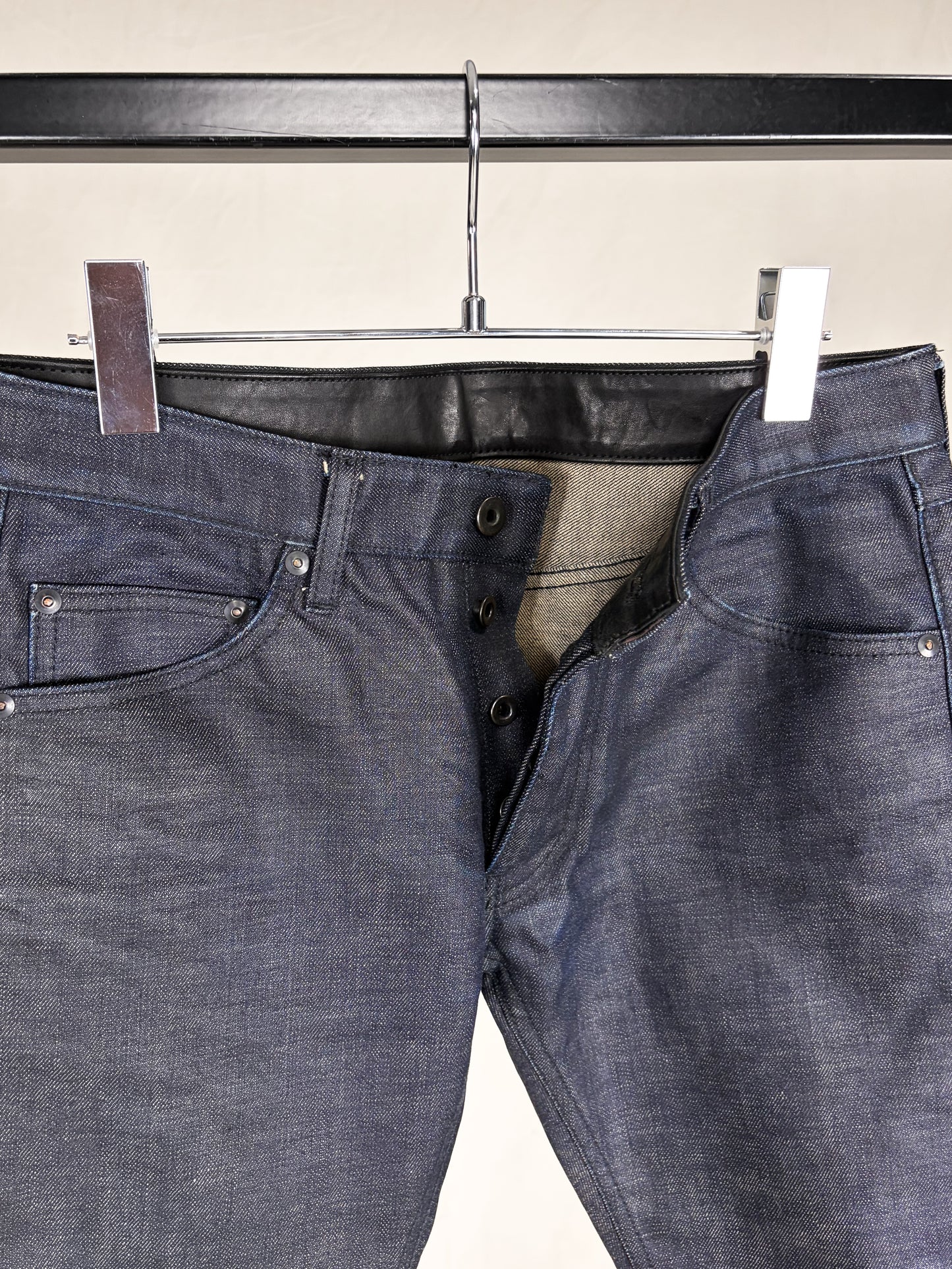 RESIN-COATED SKINNY JEANS