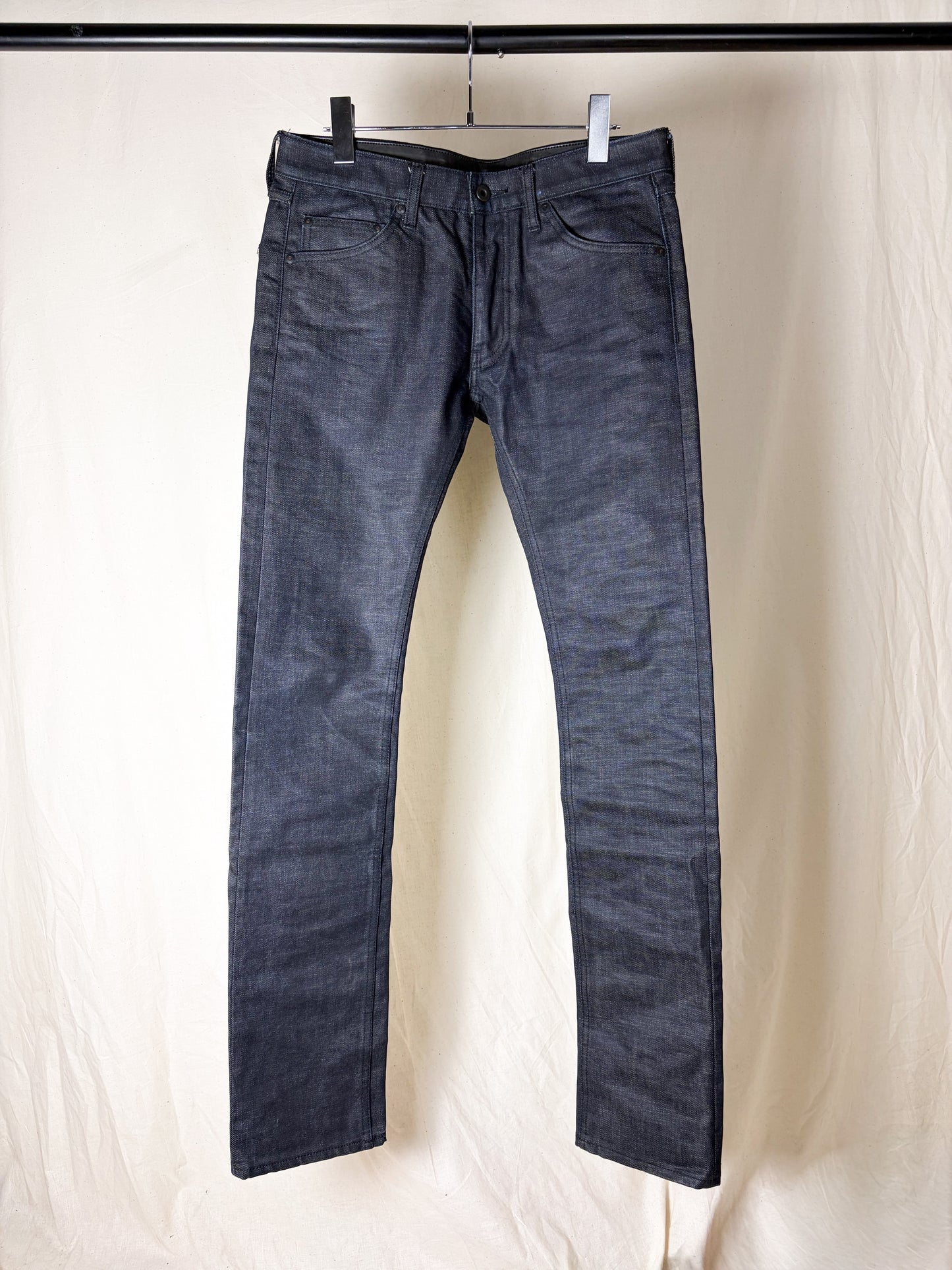 RESIN-COATED SKINNY JEANS