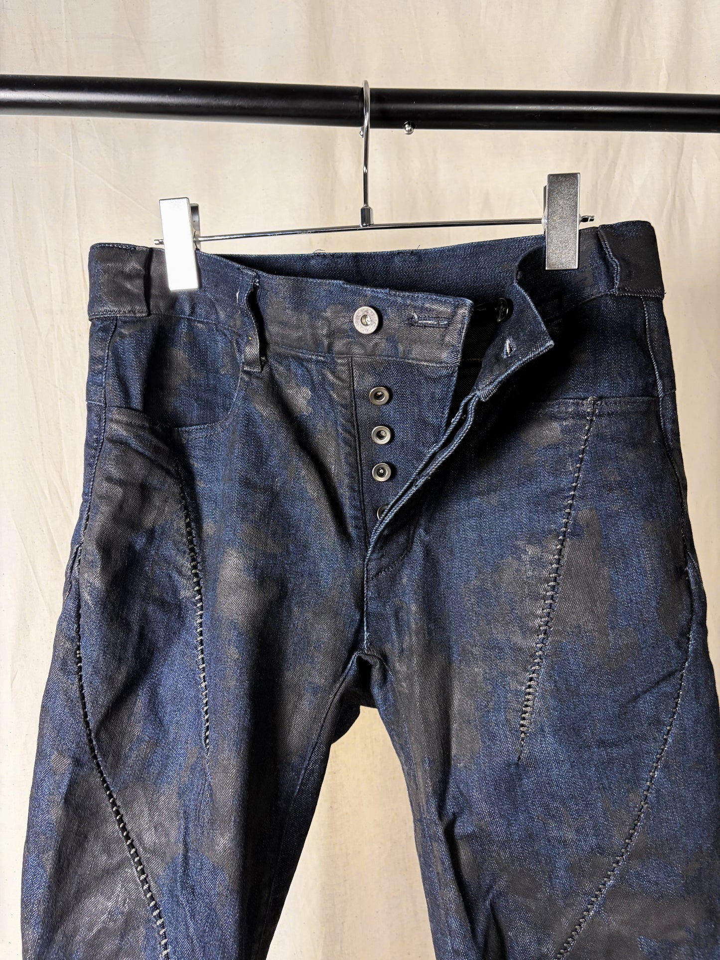 OVERLOCK STITCH COATED CURVED JEANS