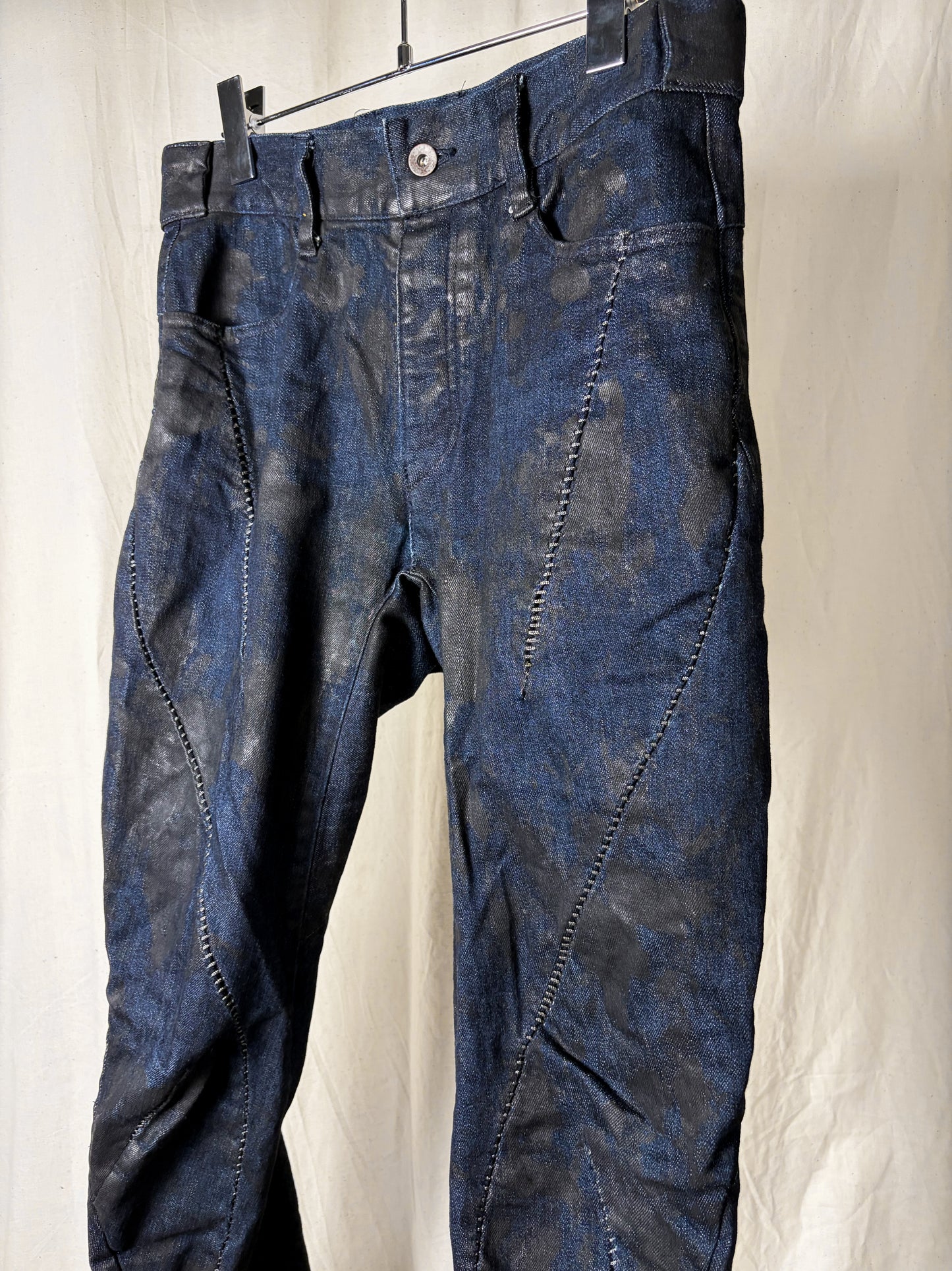 OVERLOCK STITCH COATED CURVED JEANS
