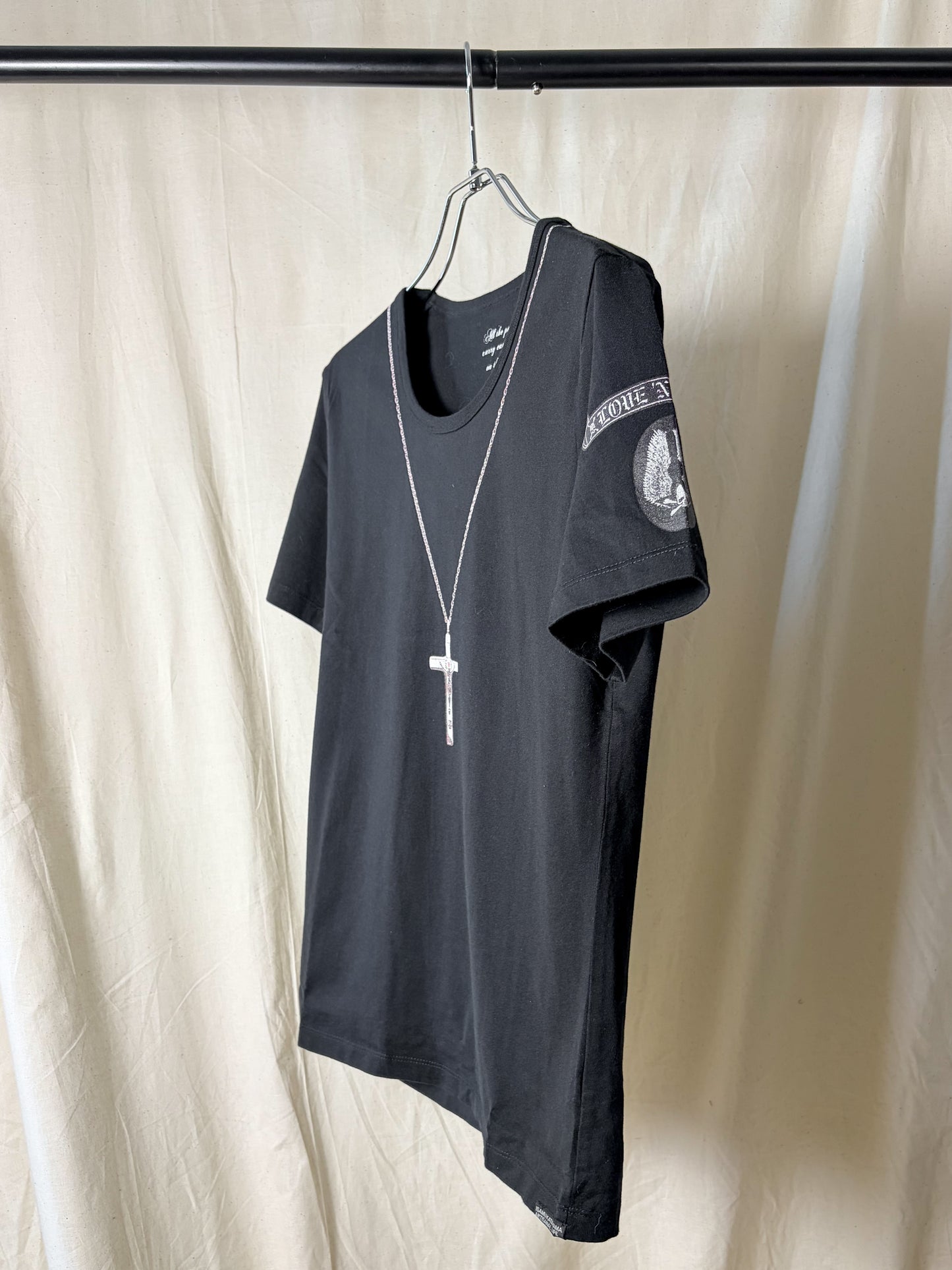 ROEN CROSS PENDANT T-SHIRT