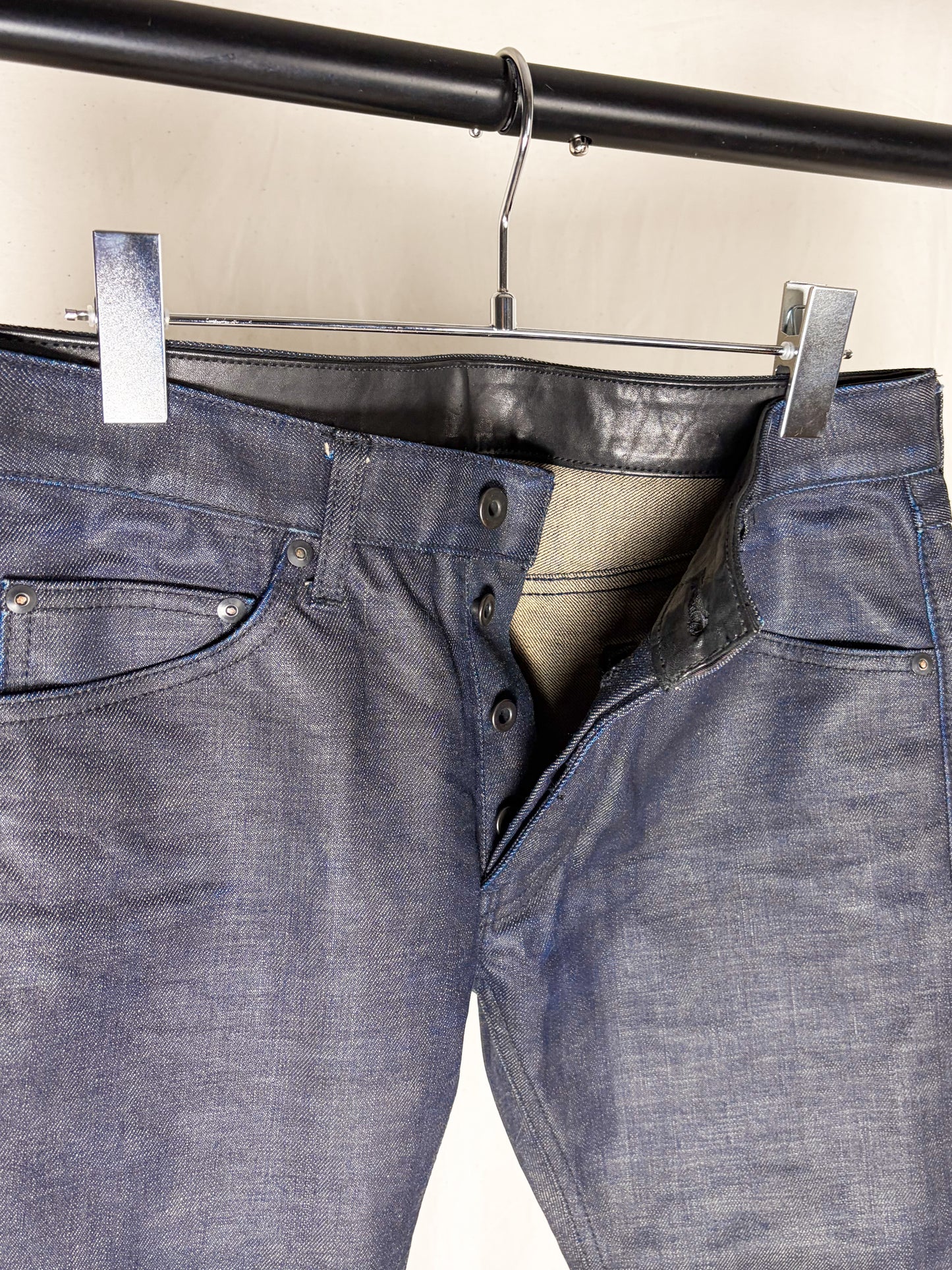 RESIN-COATED SKINNY JEANS