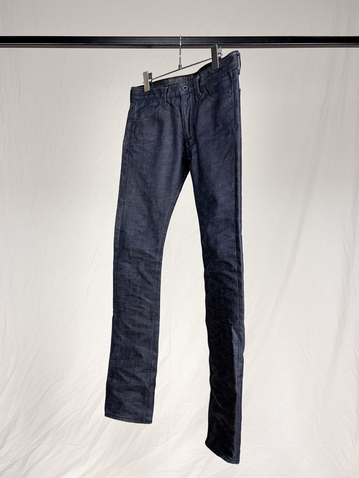RESIN-COATED SKINNY JEANS