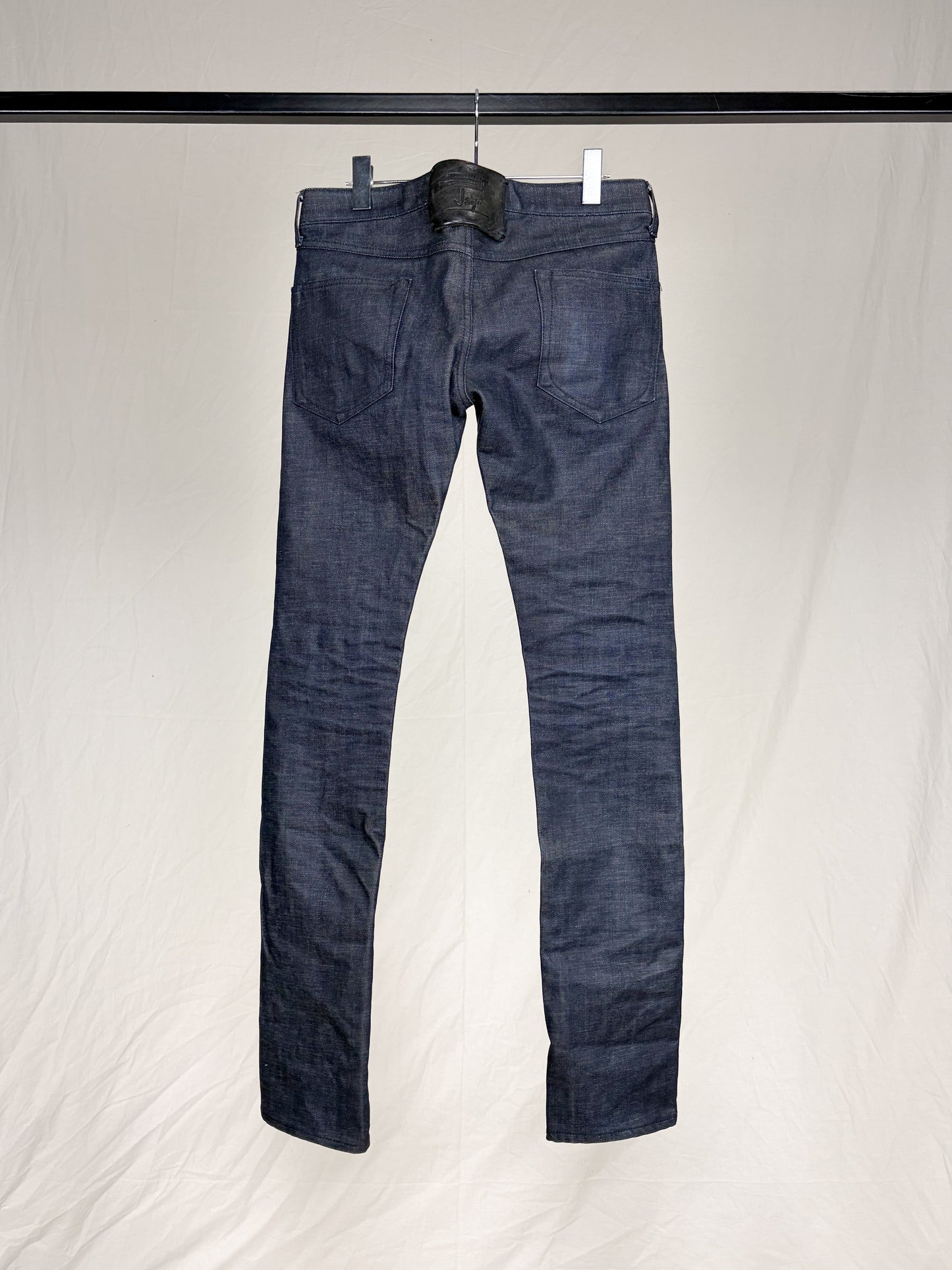 RESIN-COATED SKINNY JEANS