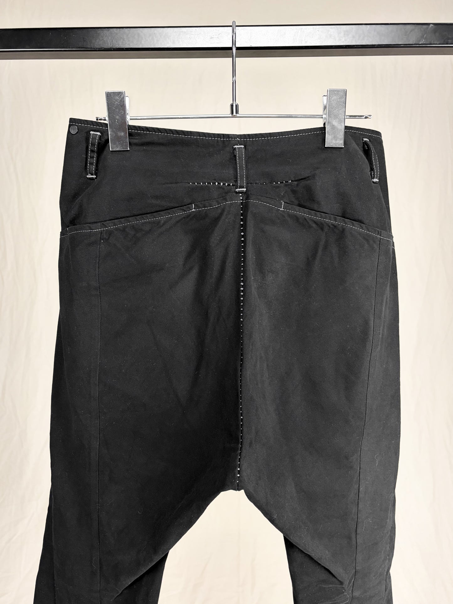 OVERLOCK STITCH DROP-CROTCH SKINNY PANTS