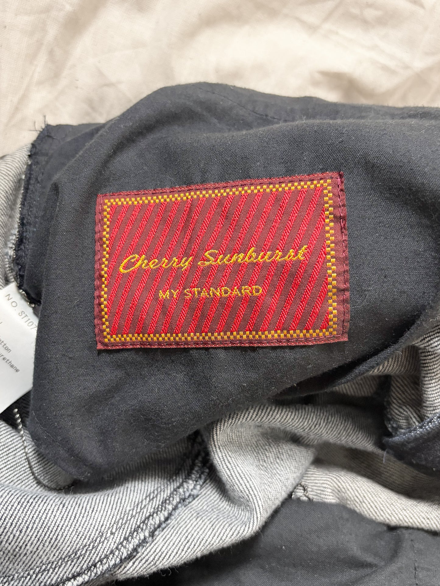 OVERLOCK STITCH COATED CURVED JEANS