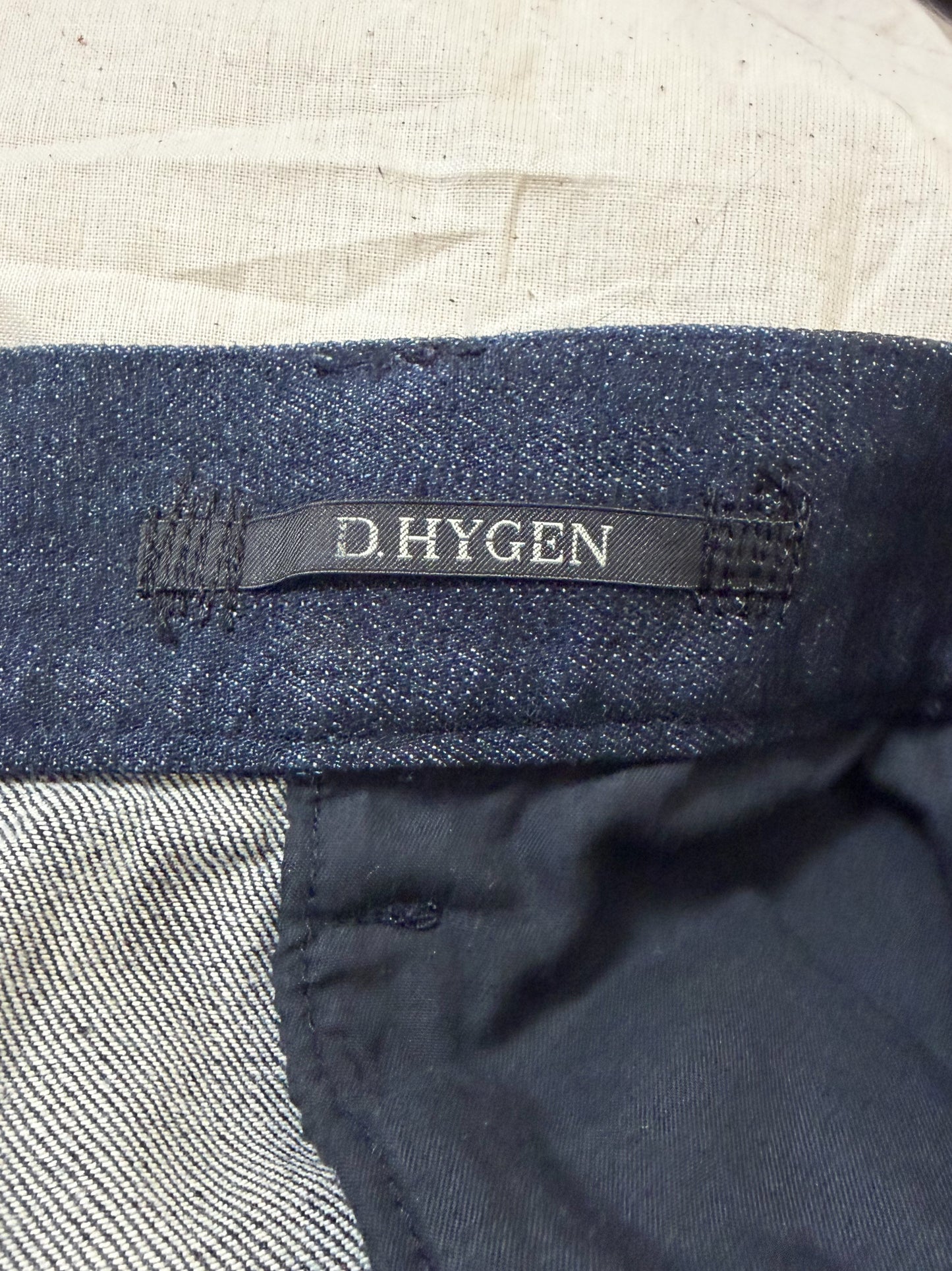 OVERLOCK STITCH COATED CURVED JEANS
