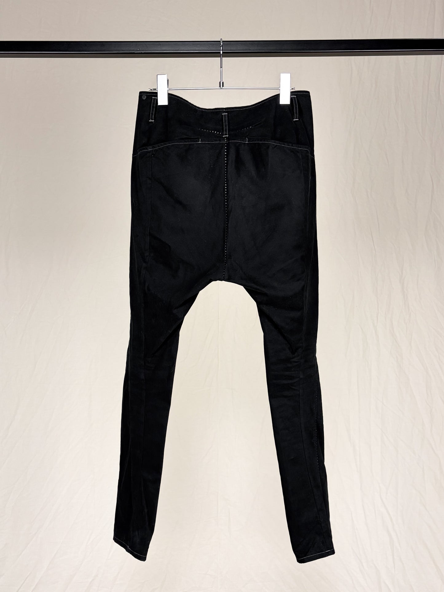 OVERLOCK STITCH DROP-CROTCH SKINNY PANTS