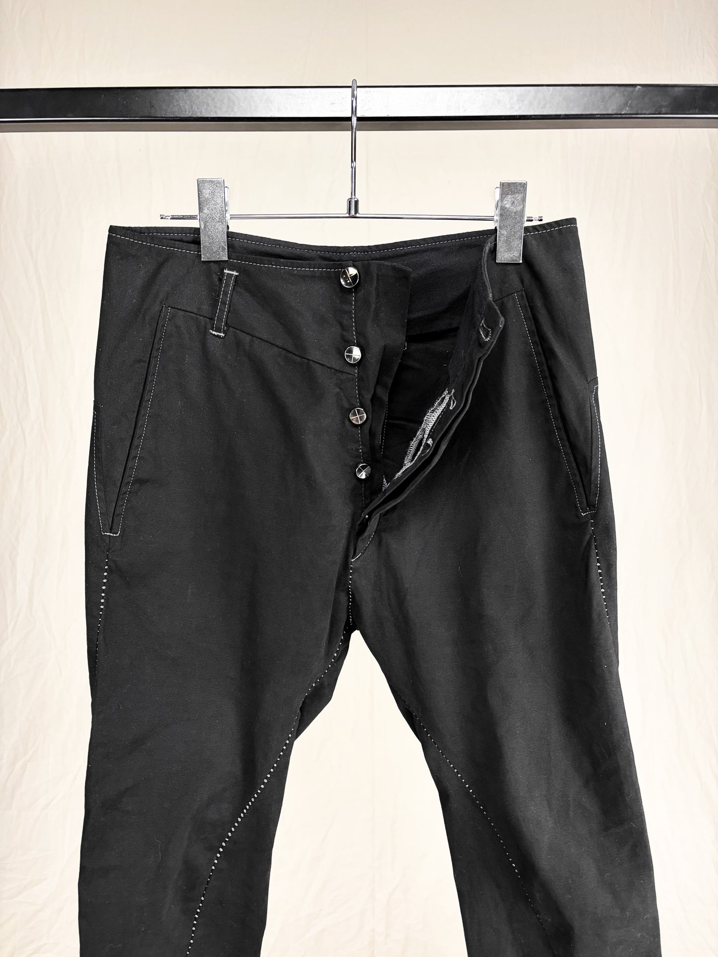 OVERLOCK STITCH DROP-CROTCH SKINNY PANTS