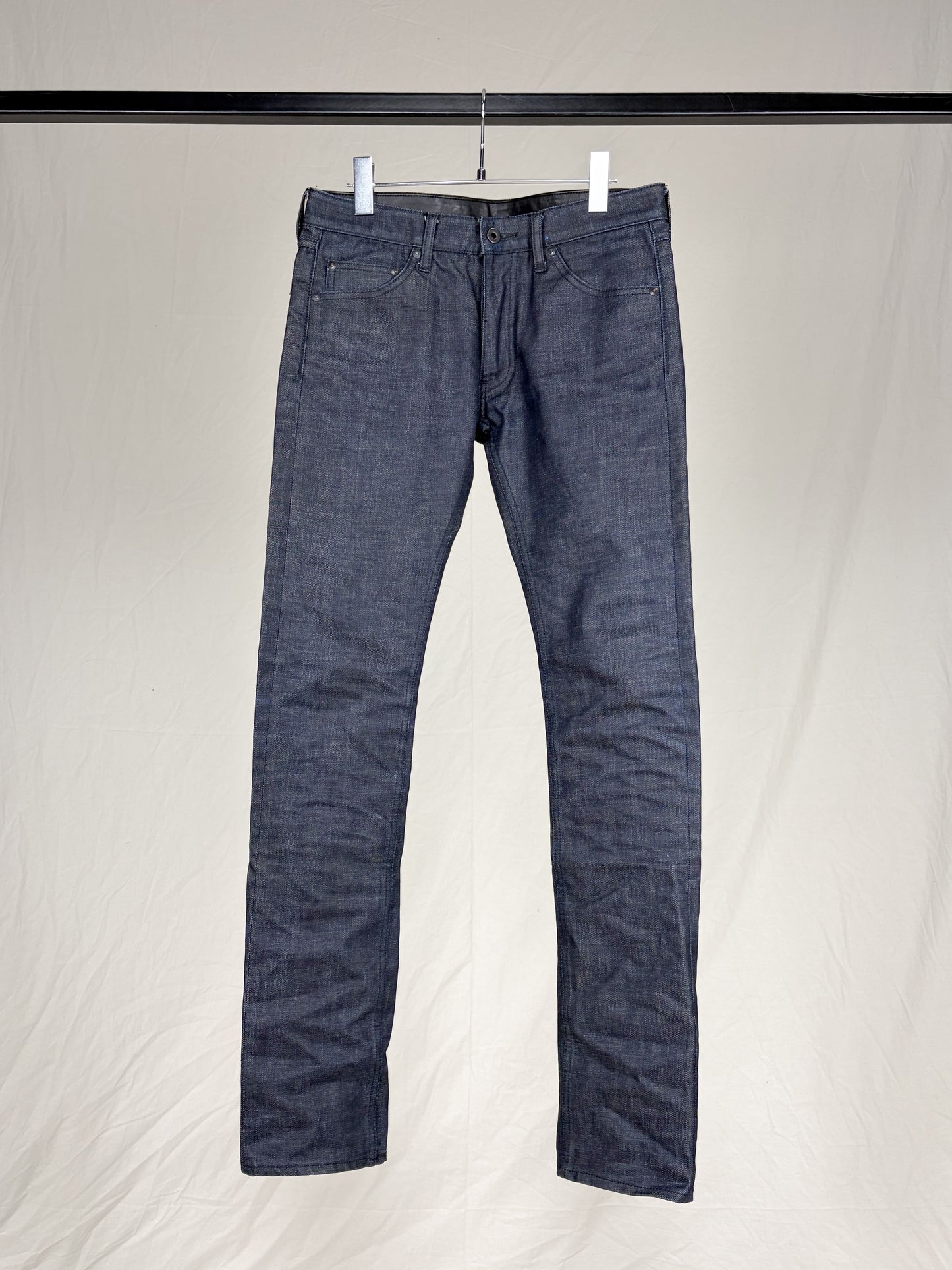 RESIN-COATED SKINNY JEANS