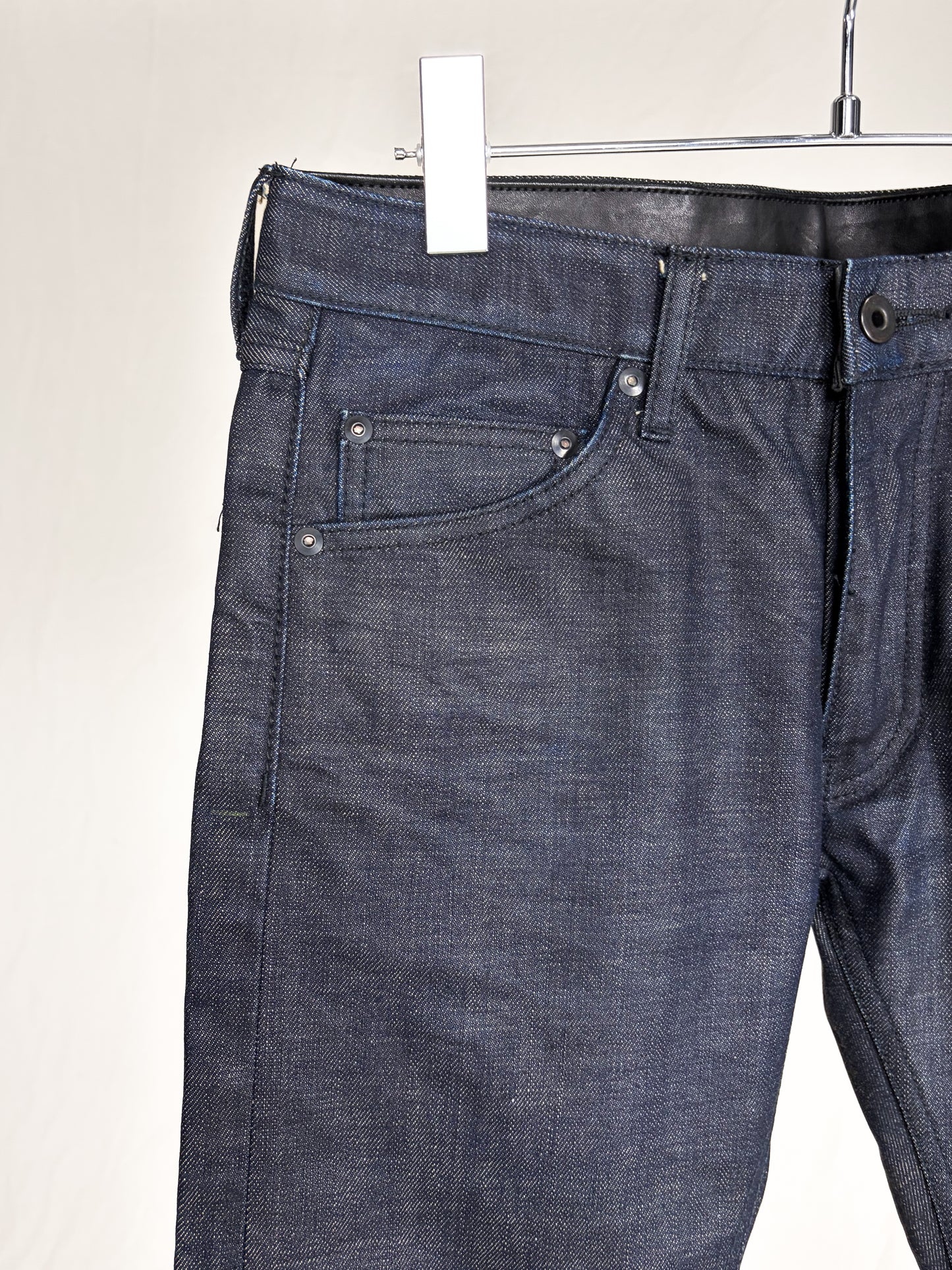 RESIN-COATED SKINNY JEANS