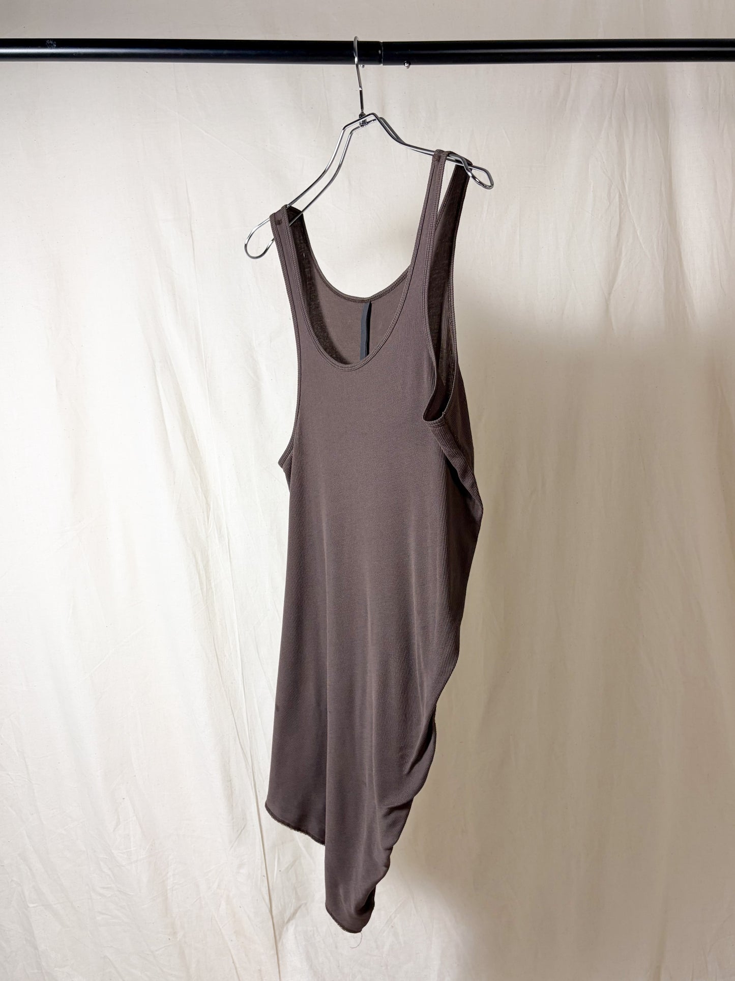 CURVED RIBBED TANK TOP