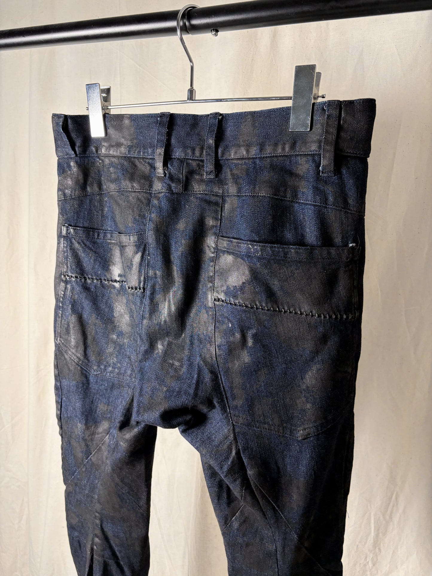 OVERLOCK STITCH COATED CURVED JEANS