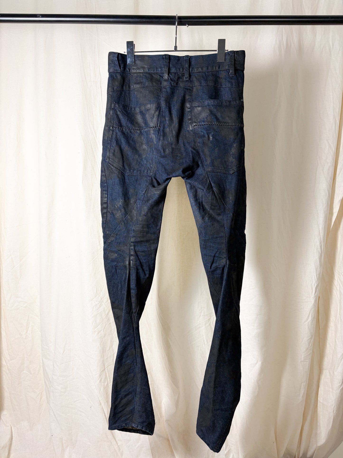 OVERLOCK STITCH COATED CURVED JEANS