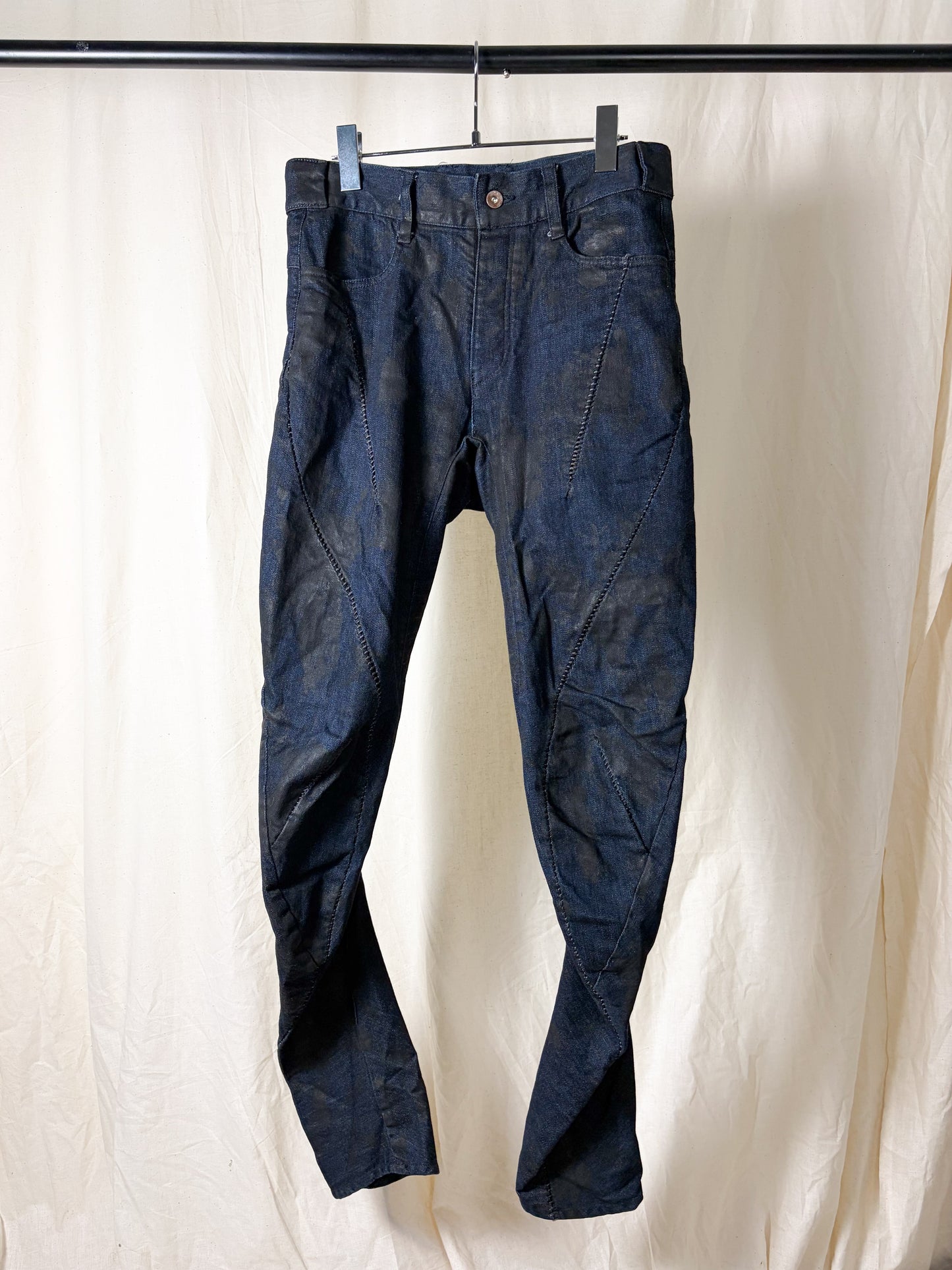 OVERLOCK STITCH COATED CURVED JEANS