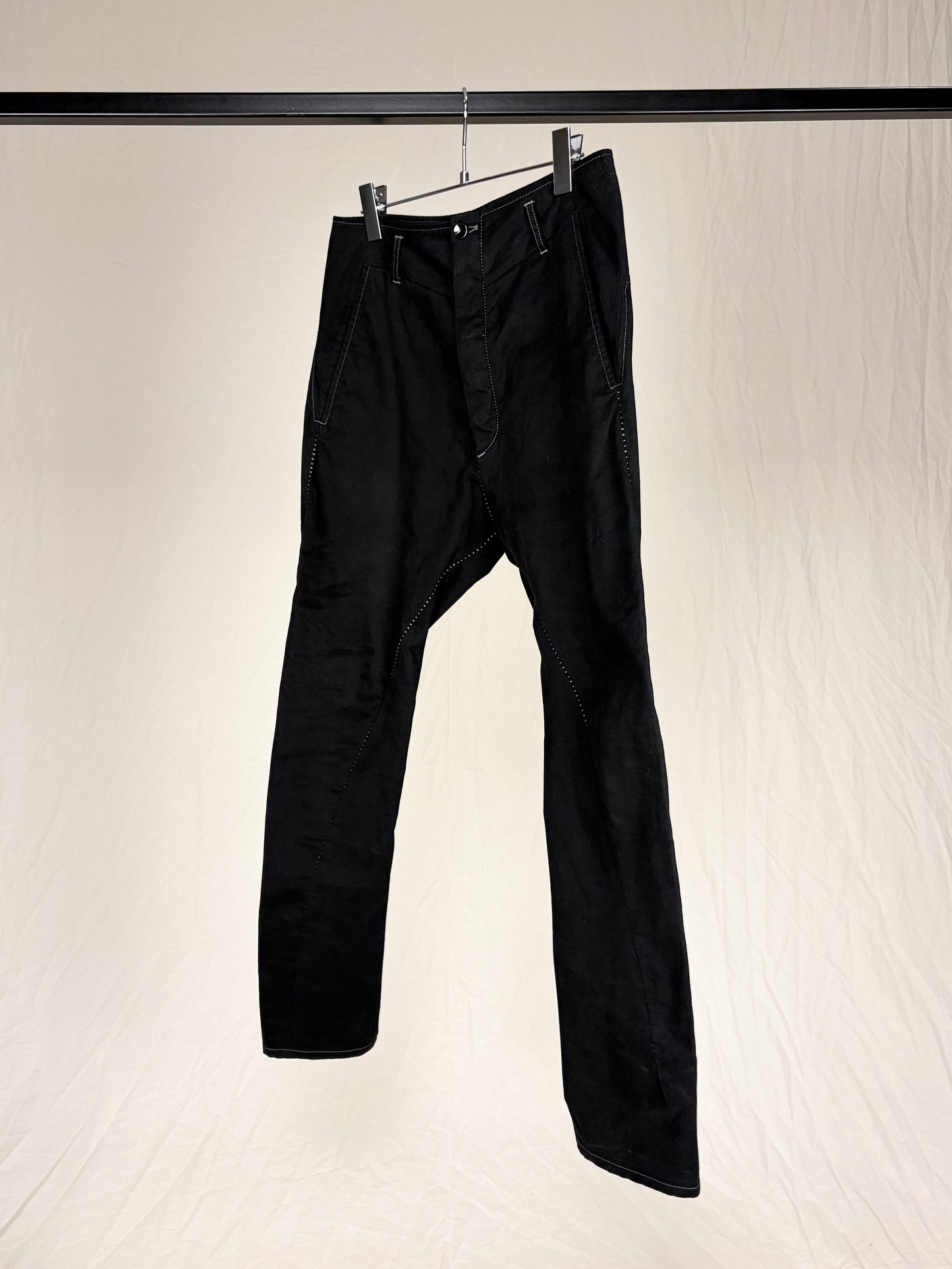 OVERLOCK STITCH DROP-CROTCH SKINNY PANTS
